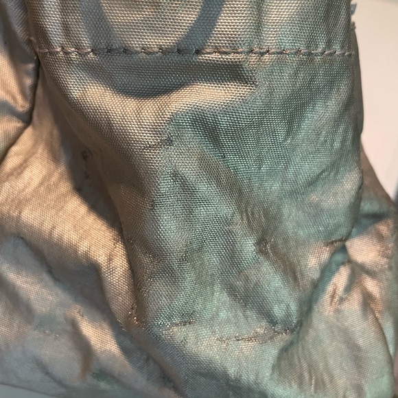 KIPLING Defea nylon crossbody bag metallic biege ,some distressed parts 👀 video - Picture 9 of 10